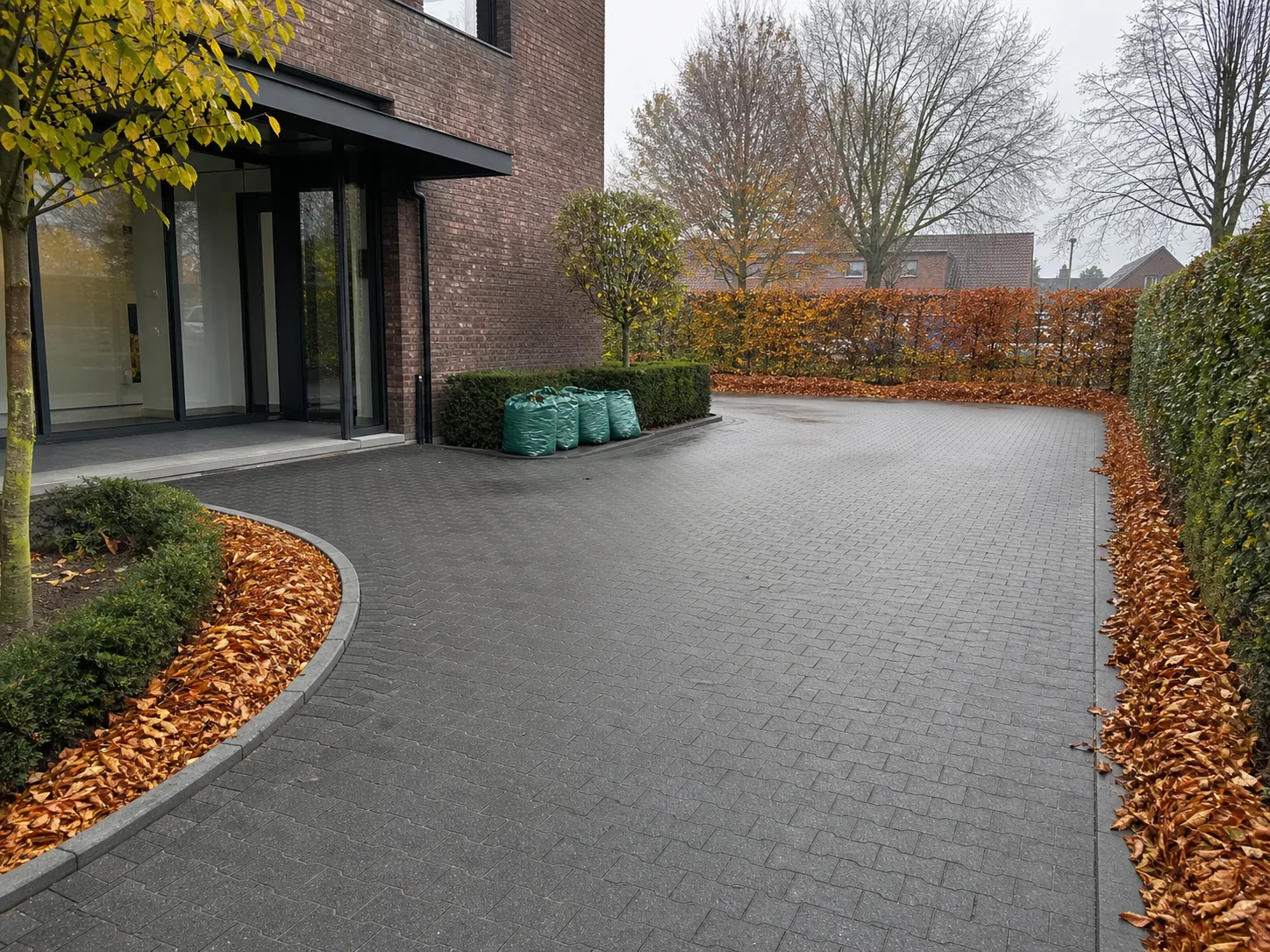 Bladeren verzameld bij een kleine parking of zaaktoegang