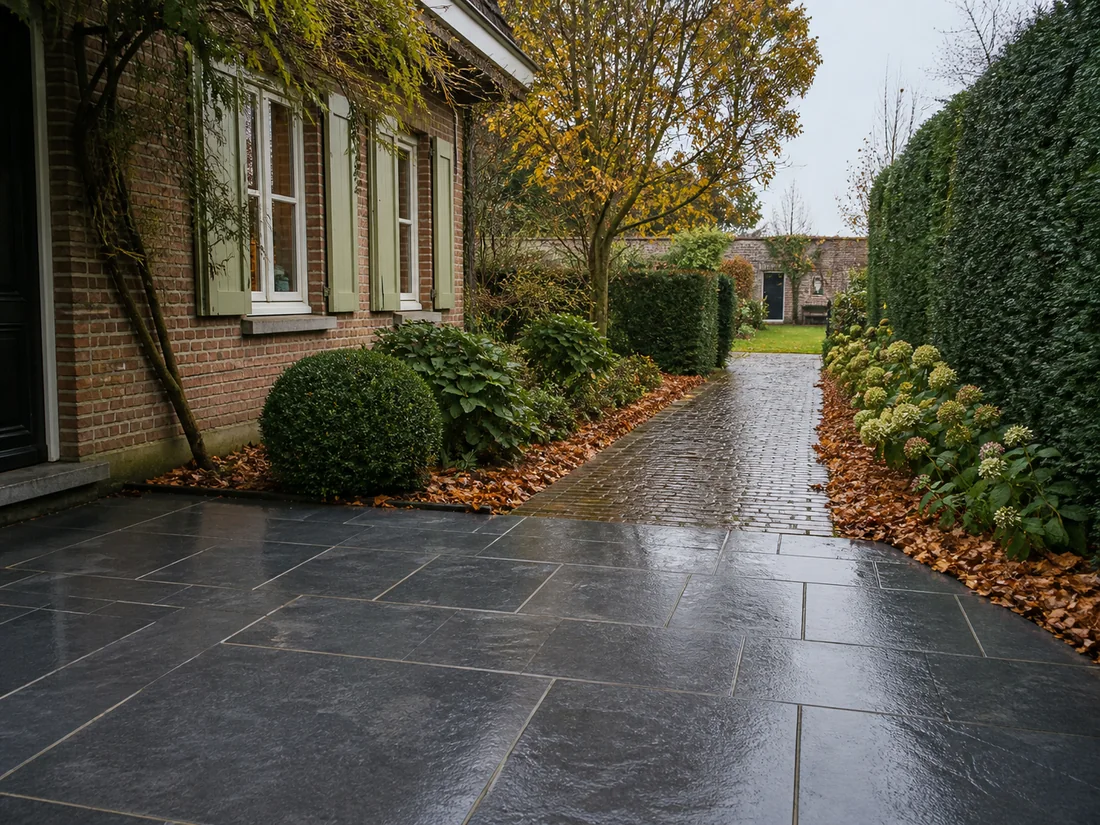 Bladeren opruimen op een terras