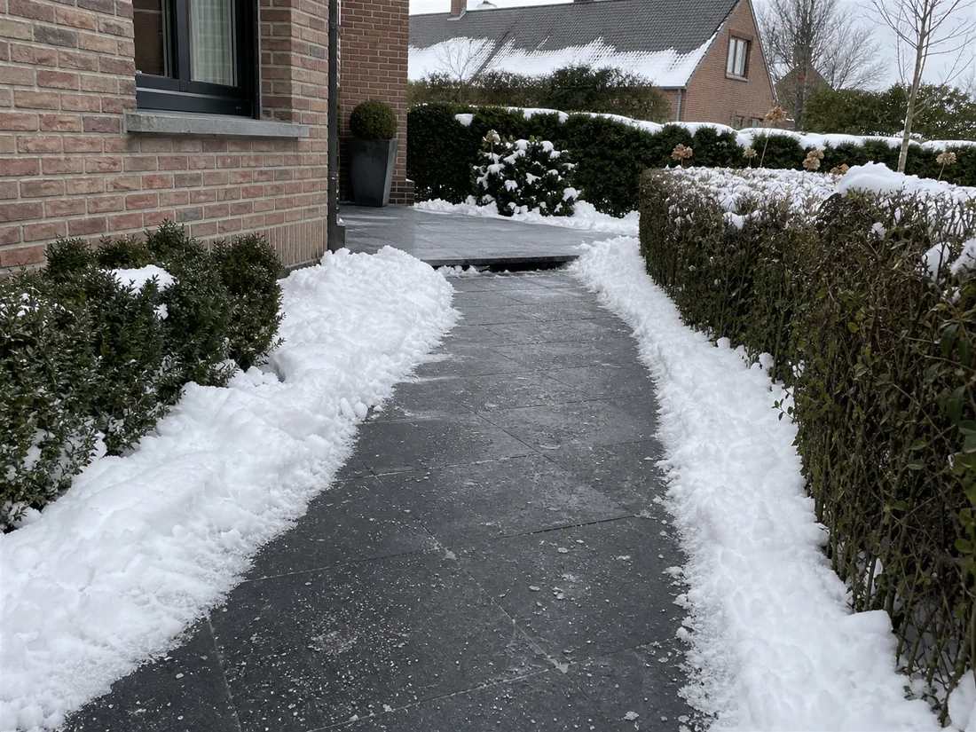 Sneeuwvrij gemaakt pad en terras zonder gereedschap
